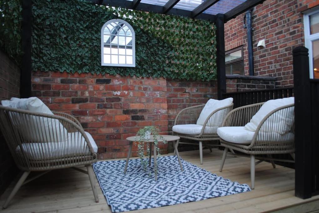 Cosy Renovated House In Warrington Villa Exterior photo